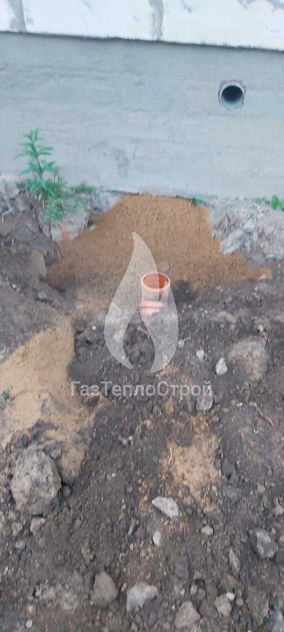 Цоколь дома с трубопроводом
